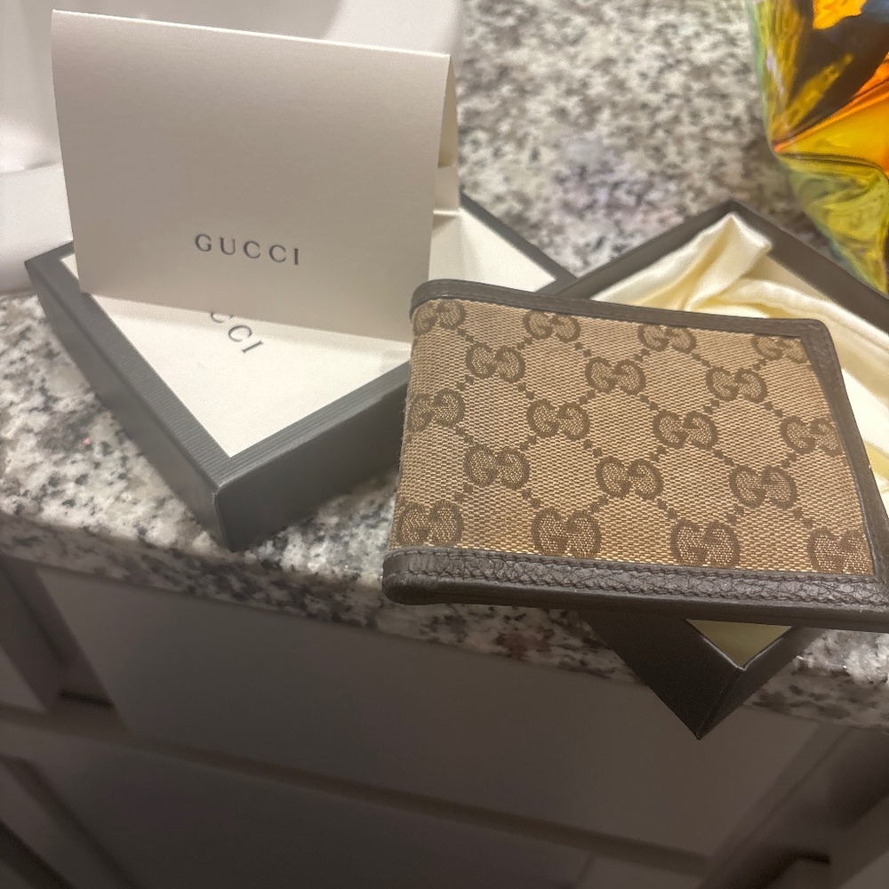 Men’s Gucci wallet